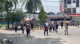 Aparat Polresta Sorong Kota saat meredam bentrok warga, Kamis 17 April 2025. (Ist)