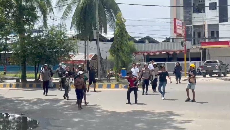 Aparat Polresta Sorong Kota saat meredam bentrok warga, Kamis 17 April 2025. (Ist)