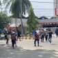 Aparat Polresta Sorong Kota saat meredam bentrok warga, Kamis 17 April 2025. (Ist)