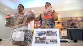 Kapolresta Jayapura Kota, AKBP Fredrickus W.A. Maclarimboen, bersama Kasat Resnarkoba AKP Febry V. Pardede menunjukkan barang bukti ganja. (Foto: Syaiful)
