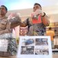 Kapolresta Jayapura Kota, AKBP Fredrickus W.A. Maclarimboen, bersama Kasat Resnarkoba AKP Febry V. Pardede menunjukkan barang bukti ganja. (Foto: Syaiful)
