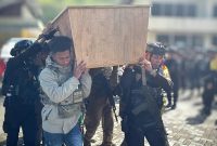 Aparat mengevakuasi jenazah polisi korban kontak tembak dengan KKB di Puncak Jaya, Papua Tengah. (Satgas Damai Cartenz)