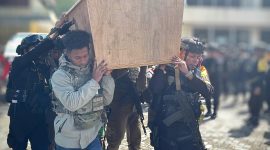 Aparat mengevakuasi jenazah polisi korban kontak tembak dengan KKB di Puncak Jaya, Papua Tengah. (Satgas Damai Cartenz)