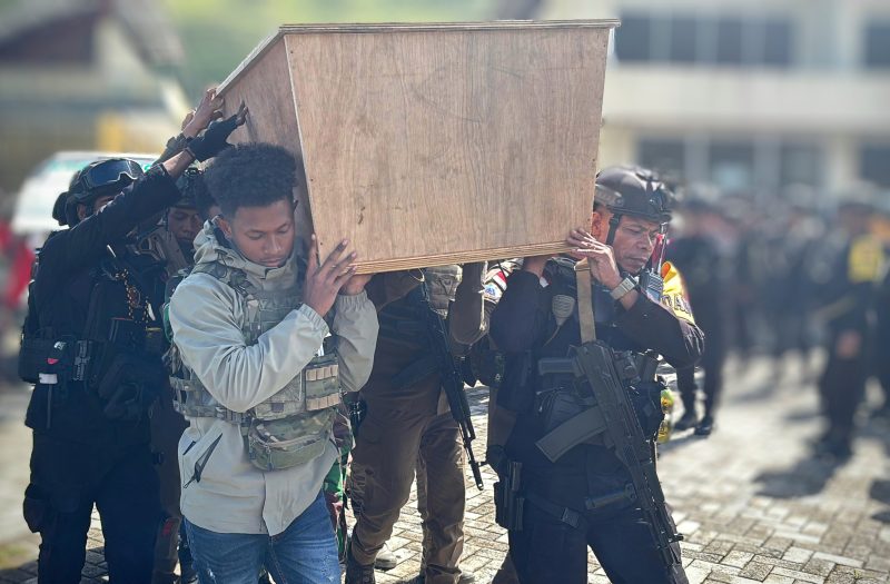 Aparat mengevakuasi jenazah polisi korban kontak tembak dengan KKB di Puncak Jaya, Papua Tengah. (Satgas Damai Cartenz)