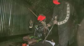 Dua anggota KKB pelaku pembunuhan honorer saat berpose usai melancarkan aksi kekerasan di Kabupaten Dogiyai, Papua Tengah. (Satgas Damai Cartenz)