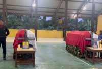 Jenazah 2 polisi saat disemayamkan di Mako Brimob Batalyon B Mimika sebagai tanda penghormatan terakhir. (Satgas Damai Cartenz)