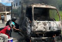 Kondisi truk polisi hangus dibakar dalam demo mahasiswa yang berujung ricuh. (Humas Polresta Jayapura Kota)