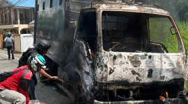 Kondisi truk polisi hangus dibakar dalam demo mahasiswa yang berujung ricuh. (Humas Polresta Jayapura Kota)
