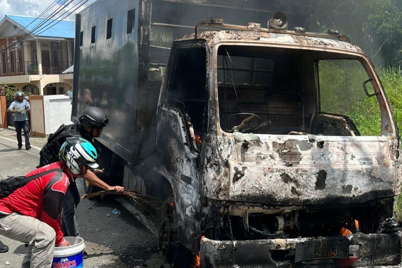 Kondisi truk polisi hangus dibakar dalam demo mahasiswa yang berujung ricuh. (Humas Polresta Jayapura Kota)