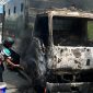 Kondisi truk polisi hangus dibakar dalam demo mahasiswa yang berujung ricuh. (Humas Polresta Jayapura Kota)