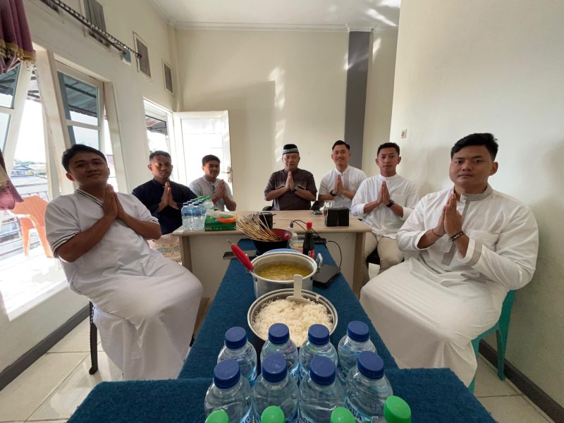 Personel Satgas Humas Damai Cartenz saat menggelar tasyakuran Idul Adha di Timika. (Satgas Damai Cartenz)