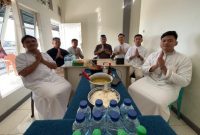 Personel Satgas Humas Damai Cartenz saat menggelar tasyakuran Idul Adha di Timika. (Satgas Damai Cartenz)