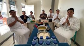 Personel Satgas Humas Damai Cartenz saat menggelar tasyakuran Idul Adha di Timika. (Satgas Damai Cartenz)