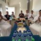 Personel Satgas Humas Damai Cartenz saat menggelar tasyakuran Idul Adha di Timika. (Satgas Damai Cartenz)