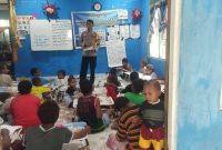 Anggota Polres Jayapura, Aiptu Abang saat mengajar anak-anak putus sekolah dalam program Gabus. (Foto Dokumen Polda Papua)