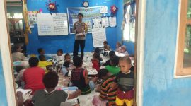Anggota Polres Jayapura, Aiptu Abang saat mengajar anak-anak putus sekolah dalam program Gabus. (Foto Dokumen Polda Papua)