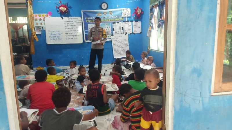 Anggota Polres Jayapura, Aiptu Abang saat mengajar anak-anak putus sekolah dalam program Gabus. (Foto Dokumen Polda Papua)