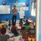 Anggota Polres Jayapura, Aiptu Abang saat mengajar anak-anak putus sekolah dalam program Gabus. (Foto Dokumen Polda Papua)