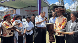  Gubernur Papua Pegunungan, John Tabo, saat menyerahkan bantuan pribadi Rp 500 juta dan membuka kegiatan Reat-Reat Perkauan GKII Wilayah IV di Wamena.