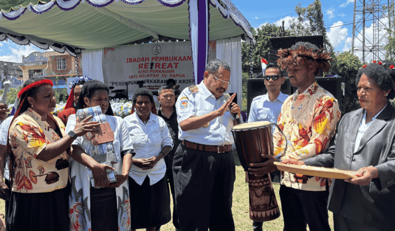 Gubernur Papua Pegunungan, John Tabo, saat menyerahkan bantuan pribadi Rp 500 juta dan membuka kegiatan Reat-Reat Perkauan GKII Wilayah IV di Wamena.