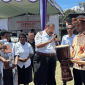  Gubernur Papua Pegunungan, John Tabo, saat menyerahkan bantuan pribadi Rp 500 juta dan membuka kegiatan Reat-Reat Perkauan GKII Wilayah IV di Wamena.