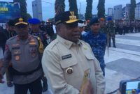 Gubernur Papua, Matius D. Fakhiri usai  doa lintas agama dan apel pengamanan lepas tahun, Rabu 31 Desember 2025. (Foto: Syaiful)