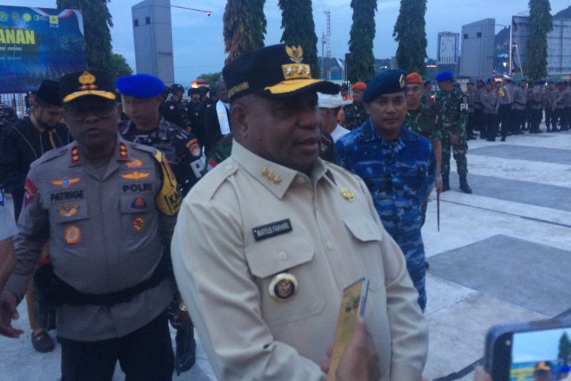 Gubernur Papua, Matius D. Fakhiri usai  doa lintas agama dan apel pengamanan lepas tahun, Rabu 31 Desember 2025. (Foto: Syaiful)