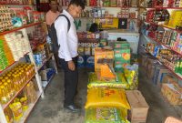 Sat Reskri, Polres Mamberamo Raya Melakukan Pemantauan Harga Beras di Toko-toko