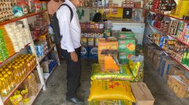 Sat Reskri, Polres Mamberamo Raya Melakukan Pemantauan Harga Beras di Toko-toko