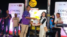 Kapolresta Jayapura Kota Kombes Pol Fredrickus Maclarimboen menyerahkan hadiah kepada Benedicta Kumaniwareng yang meraih  Juara I Lomba Karya Tulis Corong Literasi Berbasis Budaya