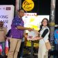 Kapolresta Jayapura Kota Kombes Pol Fredrickus Maclarimboen menyerahkan hadiah kepada Benedicta Kumaniwareng yang meraih  Juara I Lomba Karya Tulis Corong Literasi Berbasis Budaya