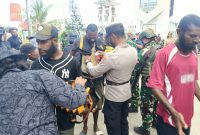 Personel gabungan Polri, TNI dan BNNP Papua melakukan pemeriksaan terhadap pelintas batas di PLBN Skouw, Distrik Muara Tami, Kota Jayapura, Selasa 30 Desember 2025. (Foto: Humas Polresta Jayapura Kota)