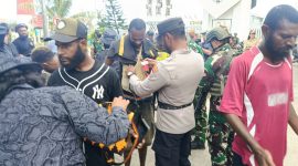 Personel gabungan Polri, TNI dan BNNP Papua melakukan pemeriksaan terhadap pelintas batas di PLBN Skouw, Distrik Muara Tami, Kota Jayapura, Selasa 30 Desember 2025. (Foto: Humas Polresta Jayapura Kota)