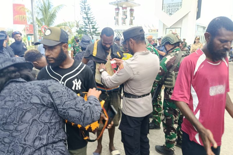 Personel gabungan Polri, TNI dan BNNP Papua melakukan pemeriksaan terhadap pelintas batas di PLBN Skouw, Distrik Muara Tami, Kota Jayapura, Selasa 30 Desember 2025. (Foto: Humas Polresta Jayapura Kota)