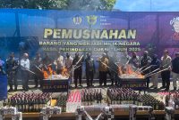 Kantor Pengawasan dan Pelayanan Bea dan Cukai Tipe Madya Pabean C Jayapura memusnahkan Barang Milik Negara (BMN) hasil penindakan terhadap peredaran Barang Kena Cukai (BKC) ilegal di wilayah Papua, Kamis (18/12/2025).