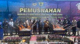 Kantor Pengawasan dan Pelayanan Bea dan Cukai Tipe Madya Pabean C Jayapura memusnahkan Barang Milik Negara (BMN) hasil penindakan terhadap peredaran Barang Kena Cukai (BKC) ilegal di wilayah Papua, Kamis (18/12/2025).