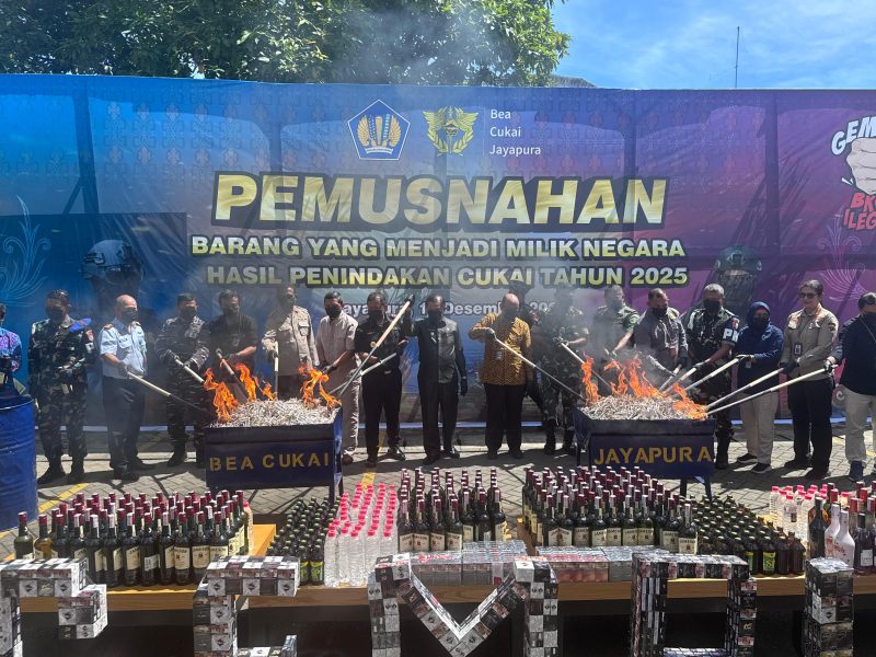 Kantor Pengawasan dan Pelayanan Bea dan Cukai Tipe Madya Pabean C Jayapura memusnahkan Barang Milik Negara (BMN) hasil penindakan terhadap peredaran Barang Kena Cukai (BKC) ilegal di wilayah Papua, Kamis (18/12/2025).