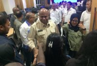 Gubernur Papua, Matius D. Fakhiri usai menggelar refleksi akhir tahun sekaligus memaparkan jejak 85 hari kepemimpinan, Rabu 31 Desember 2025. (Foto: Syaiful)