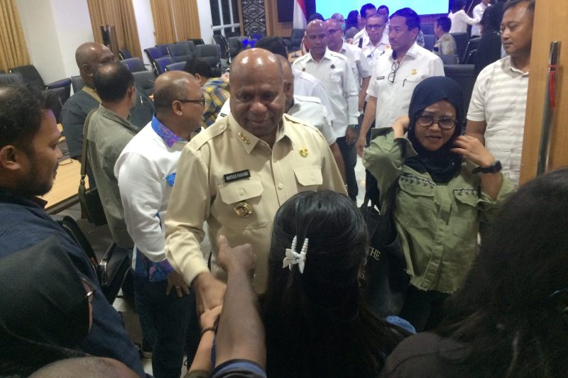 Gubernur Papua, Matius D. Fakhiri usai menggelar refleksi akhir tahun sekaligus memaparkan jejak 85 hari kepemimpinan, Rabu 31 Desember 2025. (Foto: Syaiful)