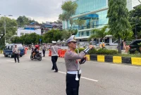 Polantas Polda Papua saat melakukan tugas pengaturan lalu lintas depan Markas Polda Papua. (Foto: Ist)