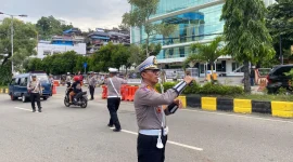 Polantas Polda Papua saat melakukan tugas pengaturan lalu lintas depan Markas Polda Papua. (Foto: Ist)