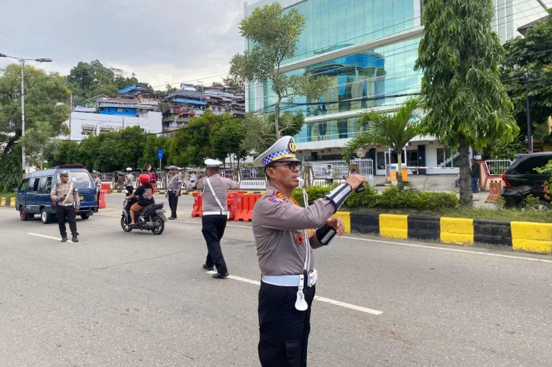 Polantas Polda Papua saat melakukan tugas pengaturan lalu lintas depan Markas Polda Papua. (Foto: Ist)