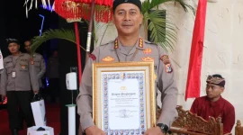 Kombes Pol Victor Dean Mackbon menunjukkan piagam penghargaan dari Kapolri Listyo Sigit Prabowo atas inovasi RM PAPEDA di Jayapura. (Foto: Ist)
