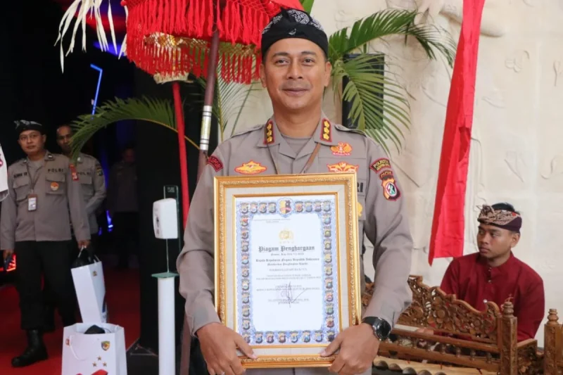 Kombes Pol Victor Dean Mackbon menunjukkan piagam penghargaan dari Kapolri Listyo Sigit Prabowo atas inovasi RM PAPEDA di Jayapura. (Foto: Ist)