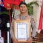 Kombes Pol Victor Dean Mackbon menunjukkan piagam penghargaan dari Kapolri Listyo Sigit Prabowo atas inovasi RM PAPEDA di Jayapura. (Foto: Ist)