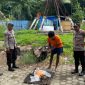 Aparat memusnahkan ganja di halaman belakang Ampera, Kota Jayapura, Rabu 1 Januari 2026. (Foto: Humas Polresta Jayapura Kota)