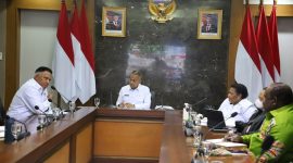 Paulus Waterpauw saat rapat dengar pendapat (RDP) bersama Bupati Lanny Jaya dan jajaran Pemerintah Provinsi Papua Pegunungan di Kantor Sekretariat Negara pada Kamis 8 Januari 2026. (Foto: Tim Paulus Waterpauw)