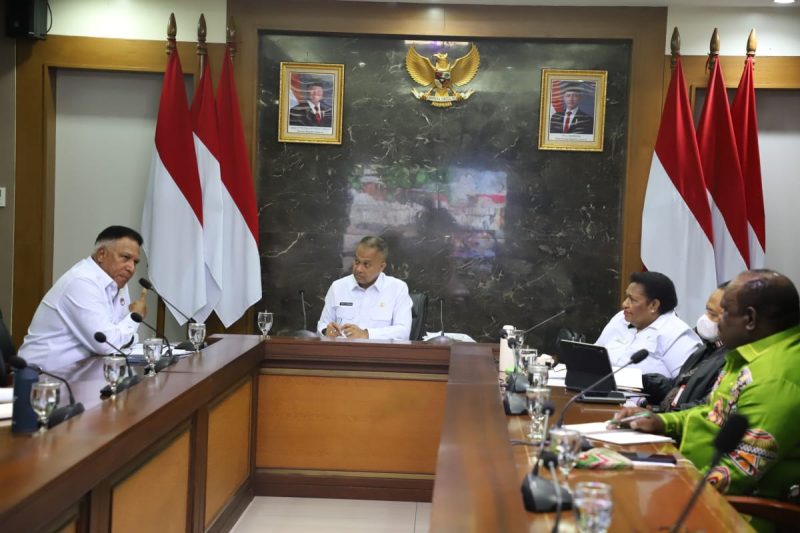 Paulus Waterpauw saat rapat dengar pendapat (RDP) bersama Bupati Lanny Jaya dan jajaran Pemerintah Provinsi Papua Pegunungan di Kantor Sekretariat Negara pada Kamis 8 Januari 2026. (Foto: Tim Paulus Waterpauw)
