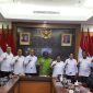 Paulus Waterpauw foto bersama usai rapat dengar pendapat (RDP) bersama Bupati Lanny Jaya dan jajaran Pemerintah Provinsi Papua Pegunungan di Kantor Sekretariat Negara pada Kamis 8 Januari 2026. (Foto: Tim Paulus Waterpauw)