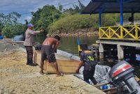 Bhabinkamtibmas Kampung Enggros, Aipda Imron Kurniawan membantu masyarakat membangun jembatan  Kampung Tobati, 10 Januari 2026. (Foto: Polresta Jayapura Kota)